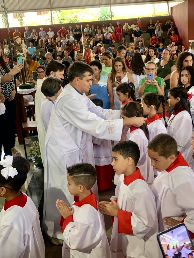 Missa de envio de coroinhas na Paróquia Santo Antônio de Pádua 