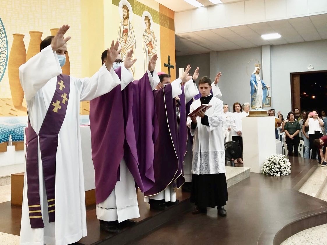 103 jovens e adultos são crismados na Paróquia Nossa Senhora das Graças