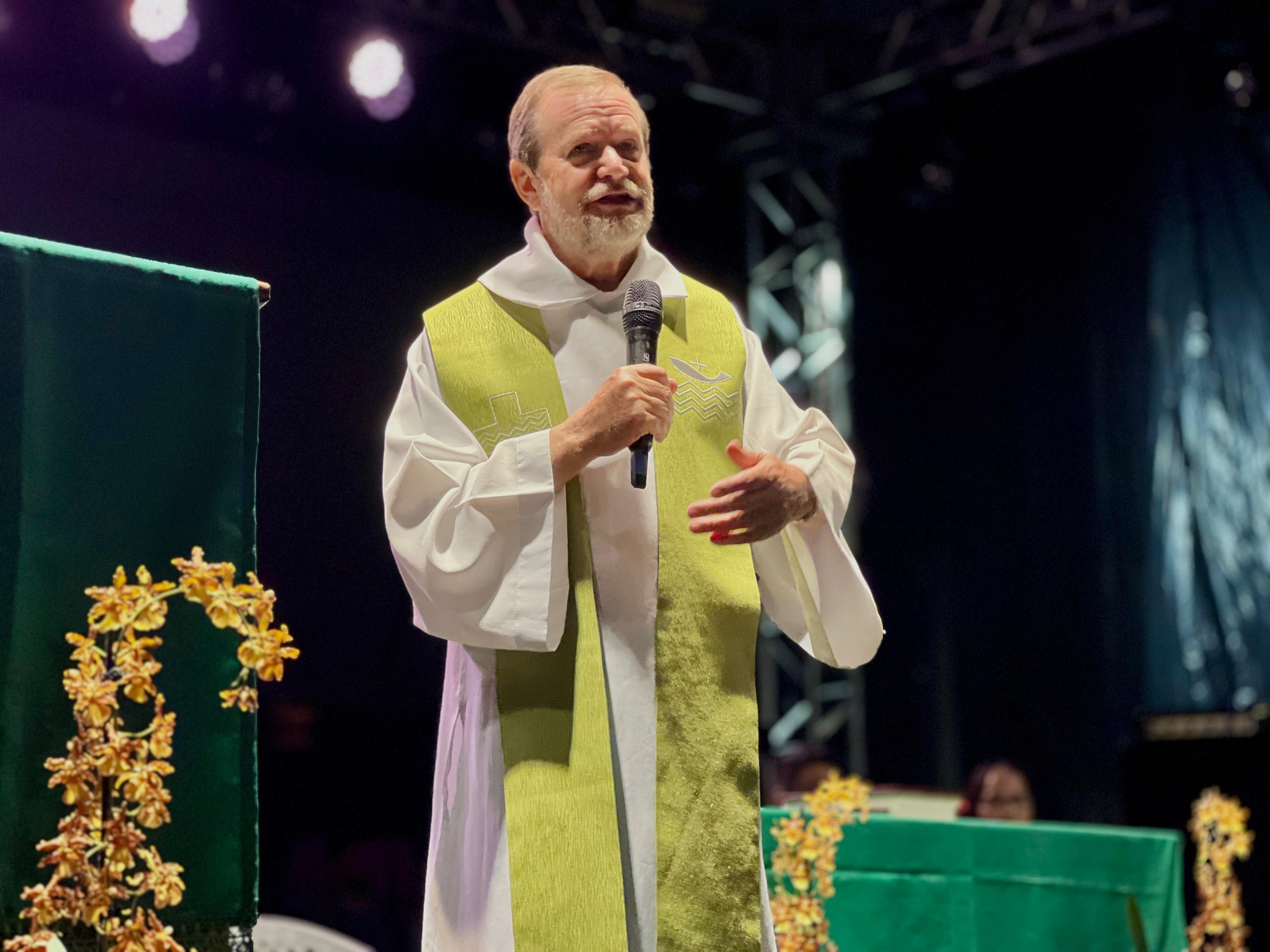 Padre celebra Missa de Despedida dos Turistas, em Piúma 