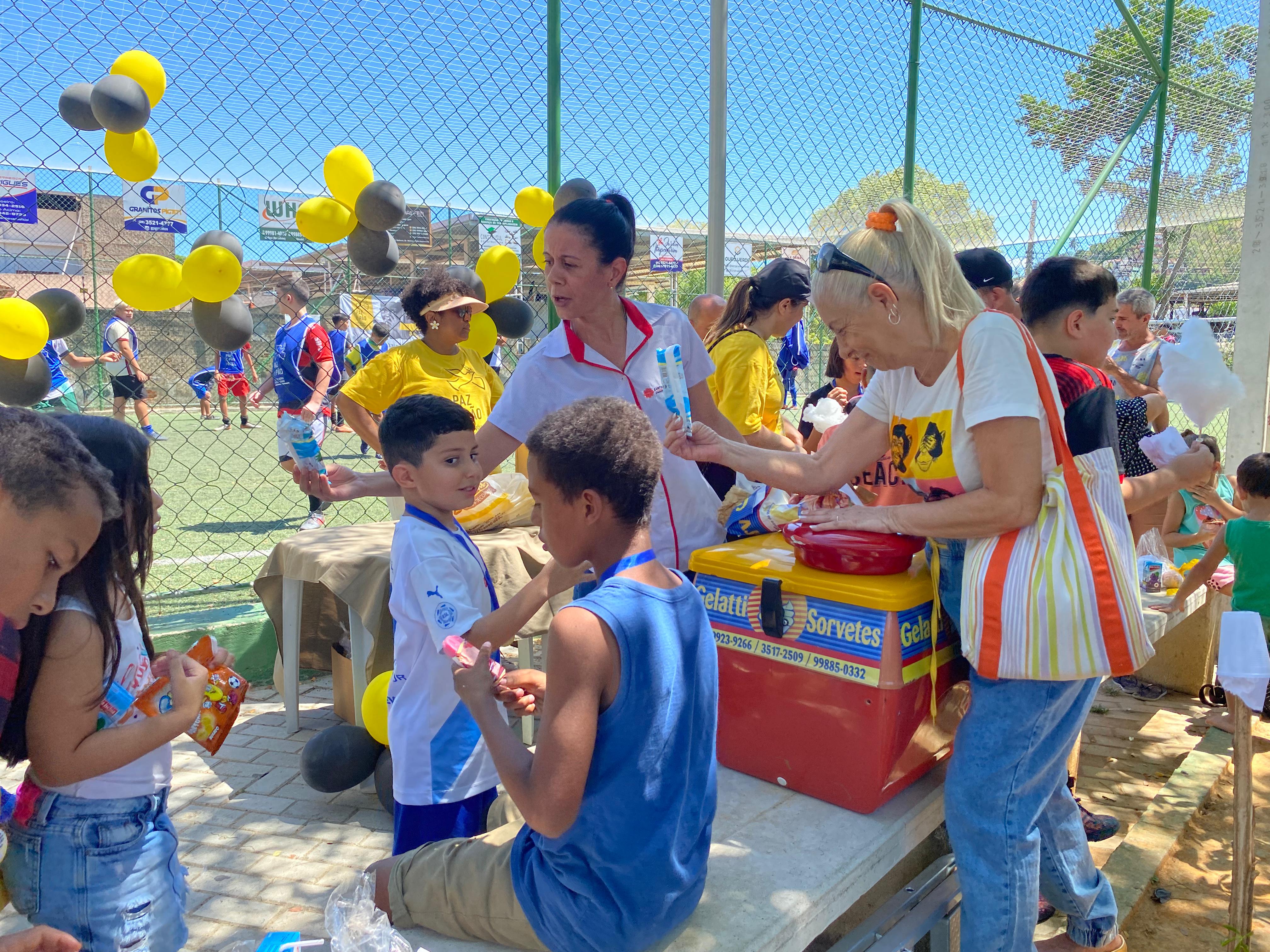 Escolinha de futebol do Projeto Paz e Pão festeja fim de ano com alunos e pais, em Cachoeiro