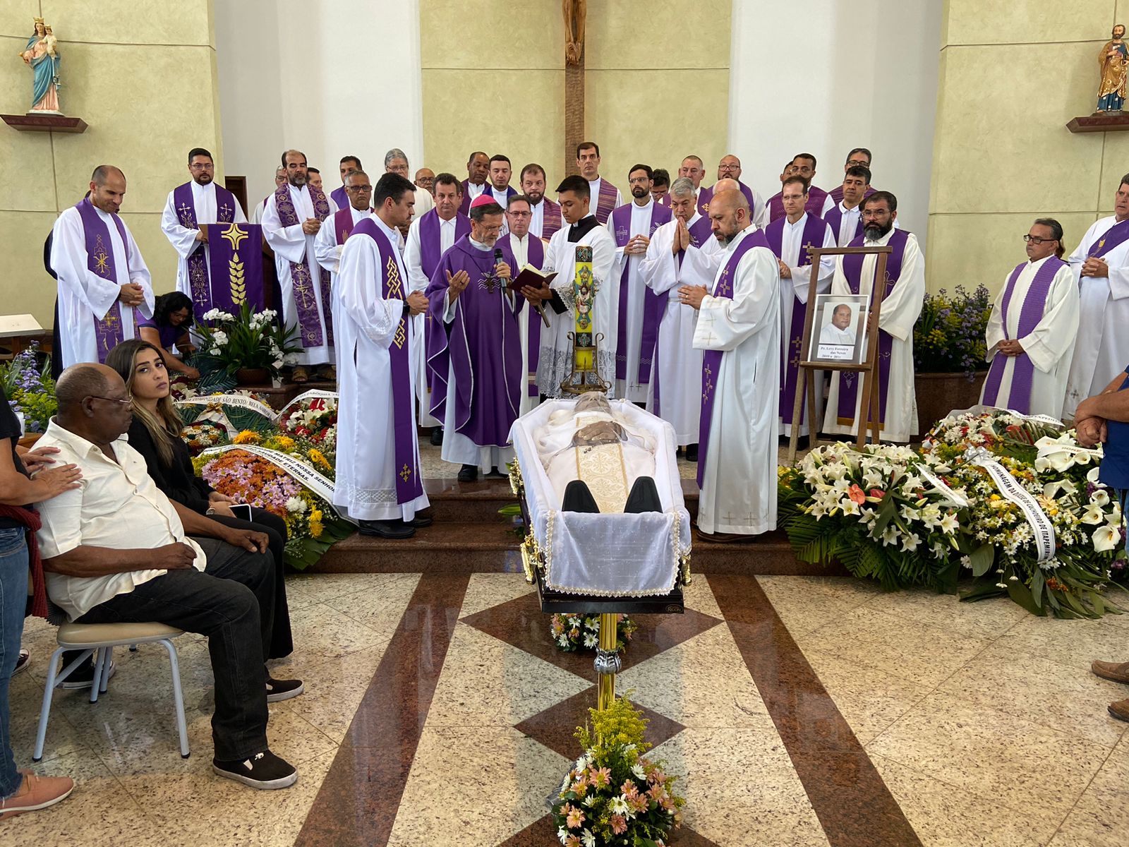 Fiéis dão último adeus a padre Levy Ferreira das Neves