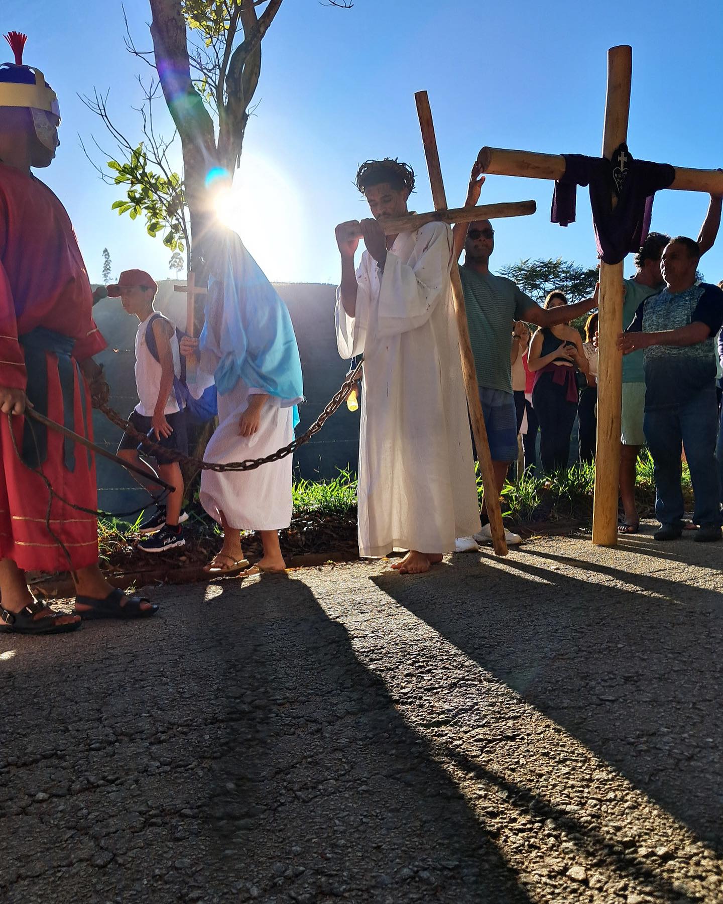 Com encenação da Via Sacra, Caminha Penitencial reúne multidão em Ibitirama 