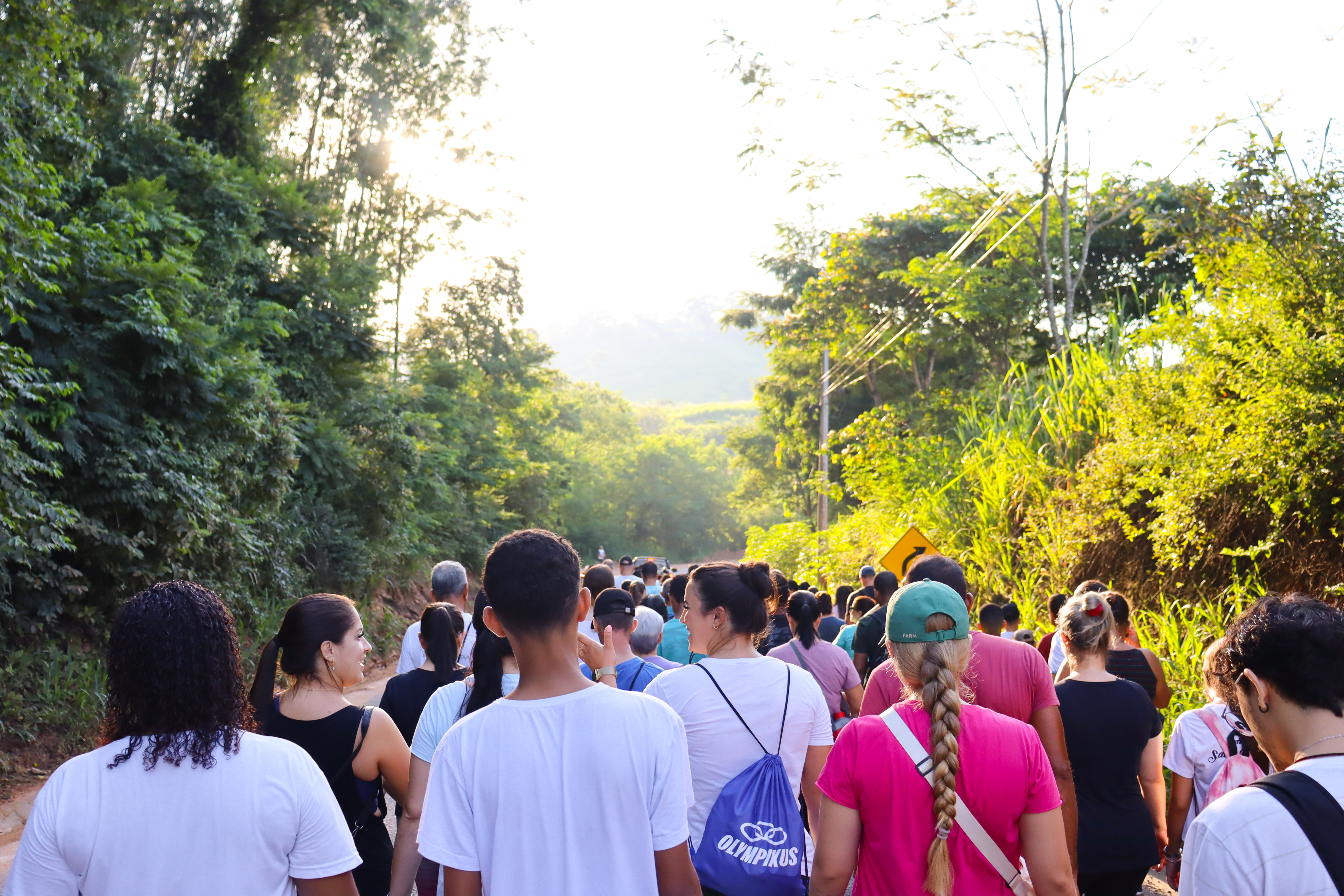 Em preparação para a Semana Santa, centenas de fiéis percorreram 9 km em Atílio Vivacqua. 