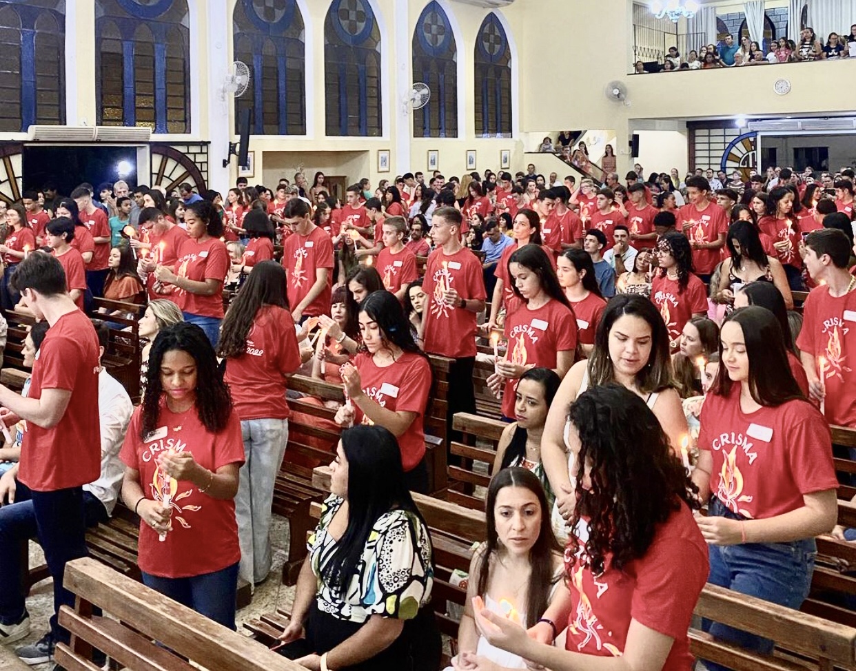 116 jovens e adultos recebem sacramento do Crisma em Rio Novo do Sul 