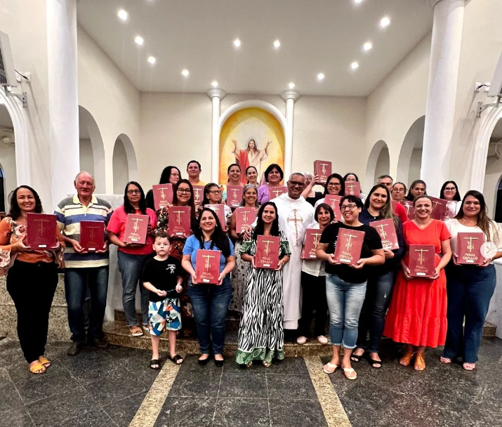 Paróquia de Aracuí celebra missa com entrega da 3ª Edição do Missal Romano 