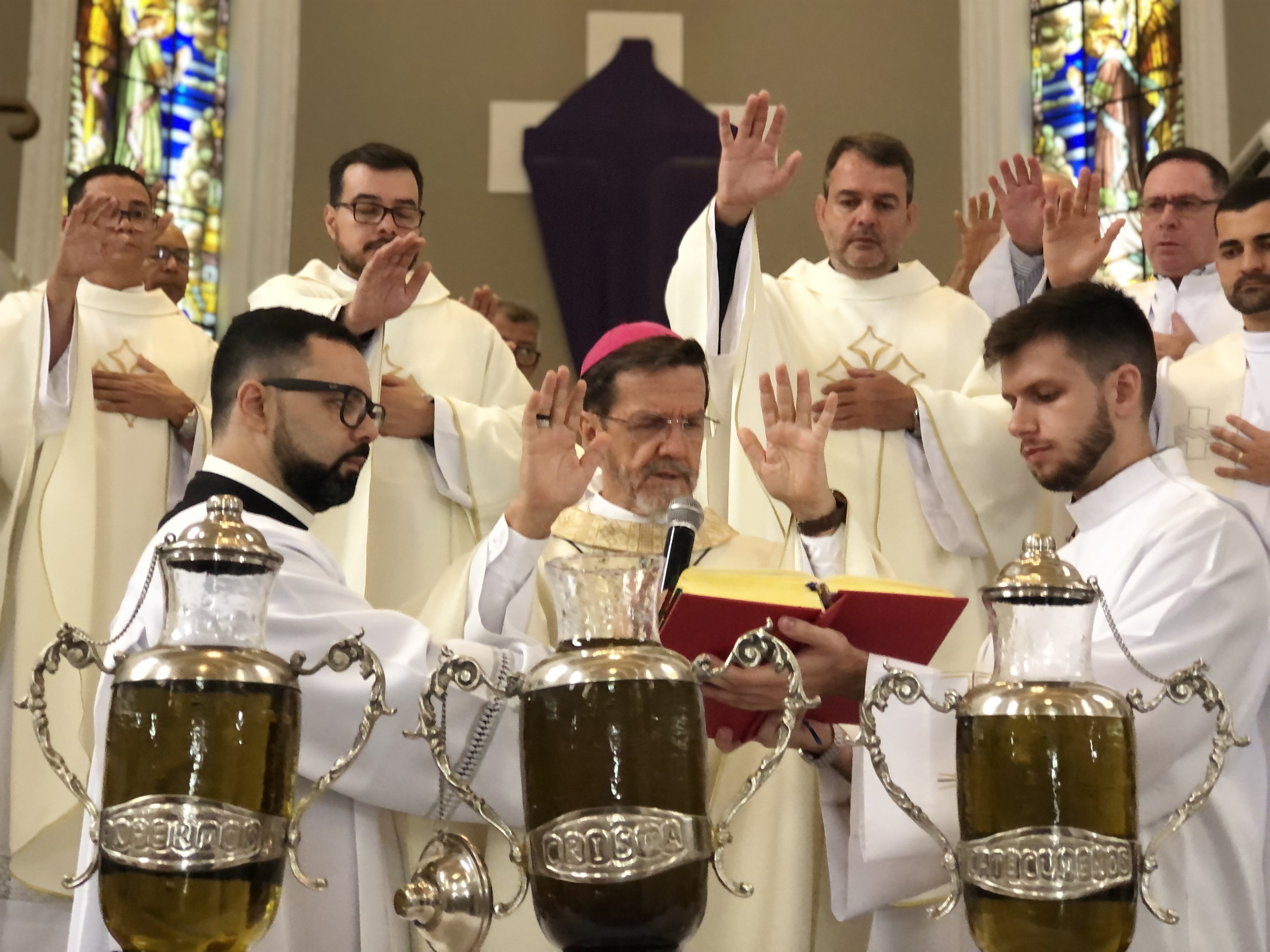 Diocese celebra Santos Óleos na Catedral de São Pedro em Cachoeiro