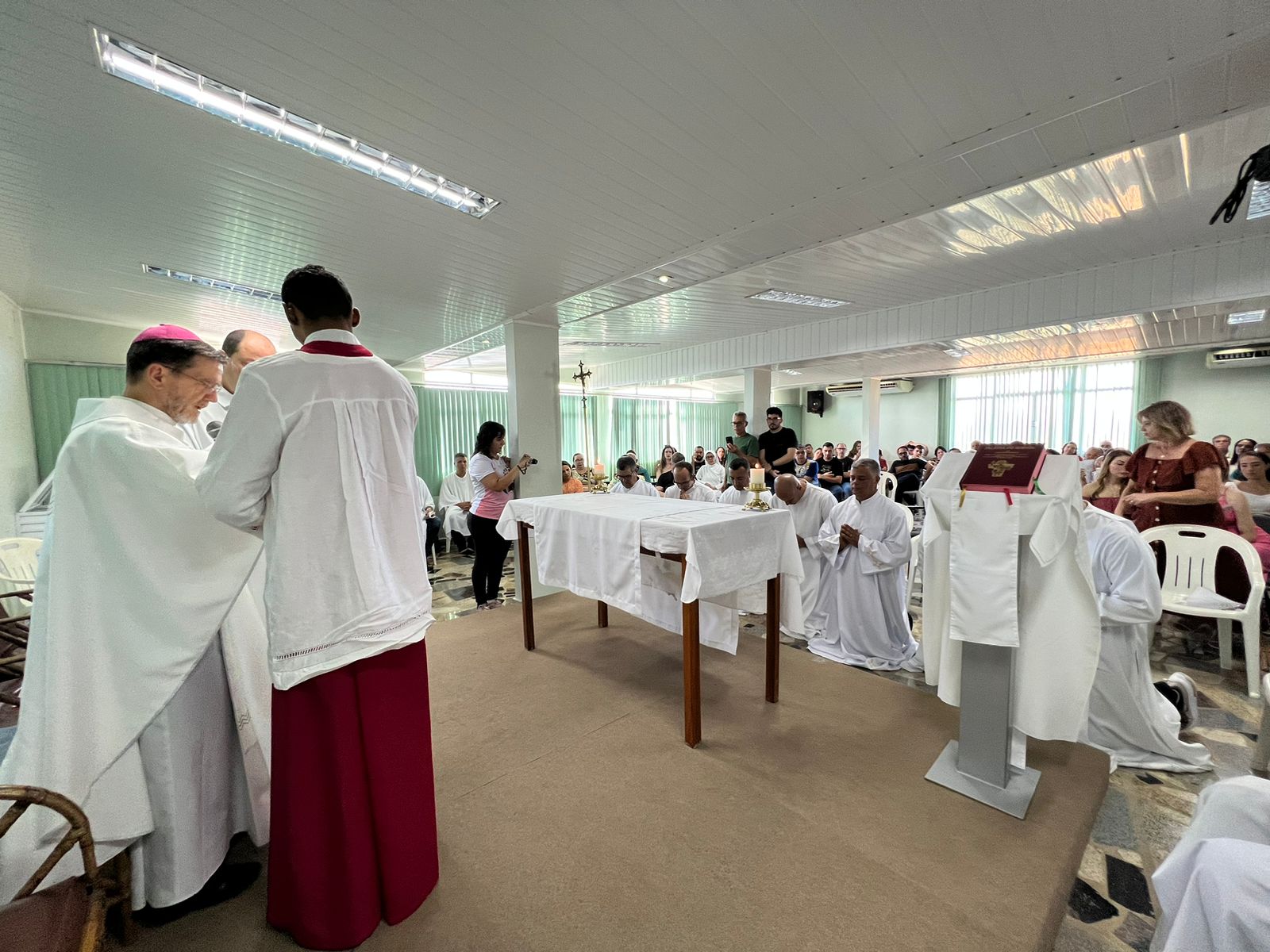 Candidatos ao Diaconado Permanente são instituídos leitores e acólitos em Cachoeiro 