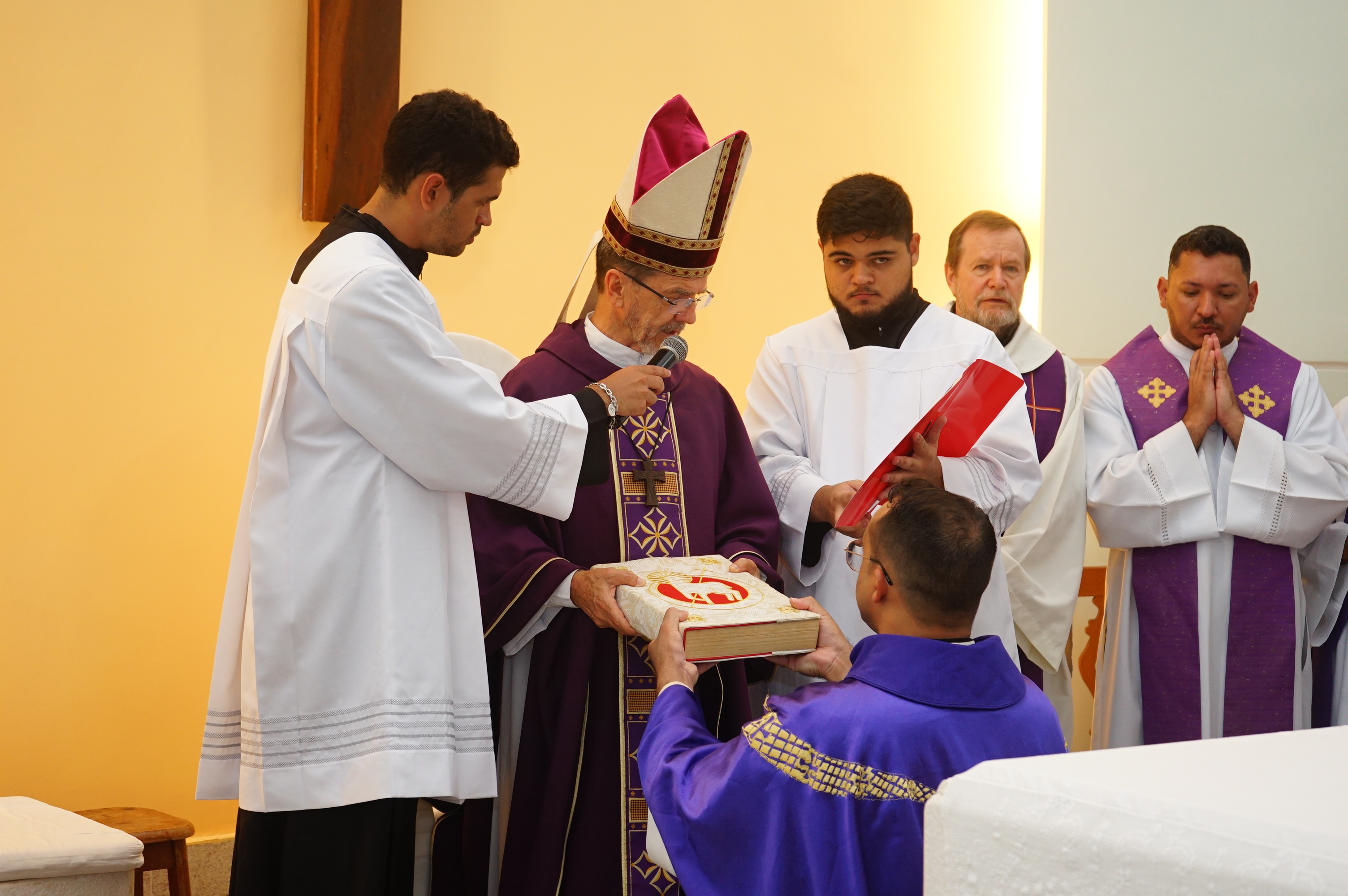 Padre Antonio Marcos toma posse como pároco de Marataízes