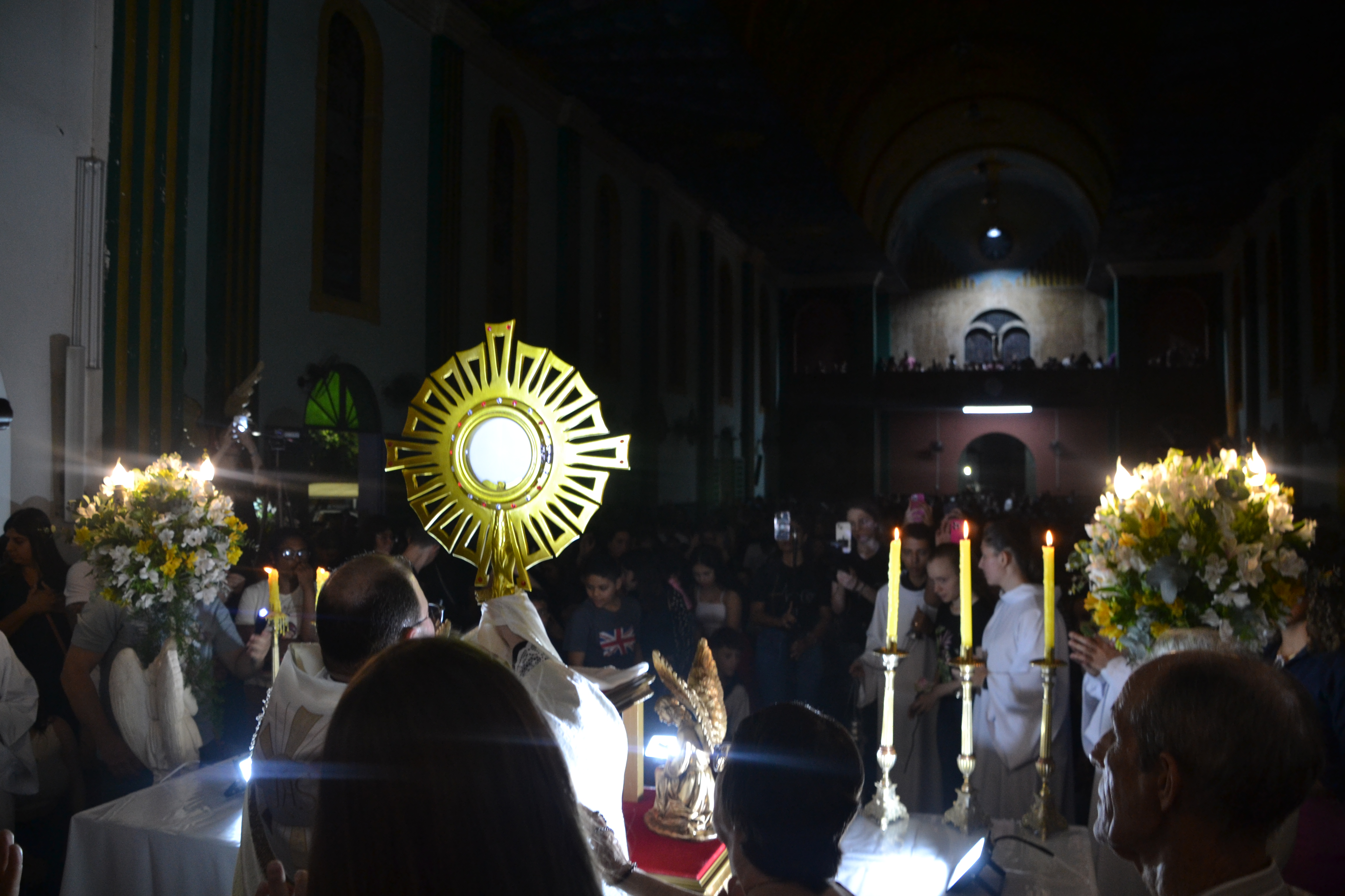Jovens da Paróquia Nossa Senhora da Penha de Castelo vivem Adoração ao Santíssimo.                             