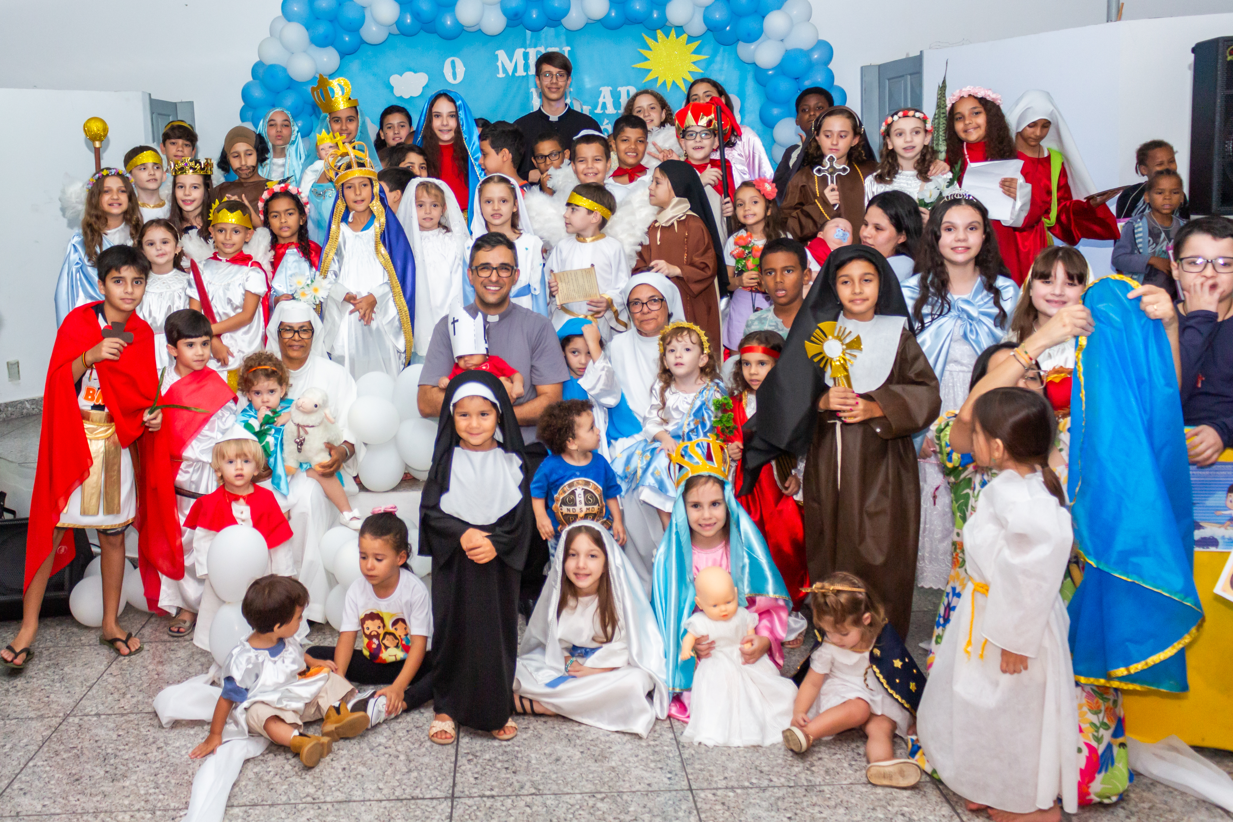 Crianças de vestem de santos para celebrar Solenidade de Todos os Santos, em Alegre