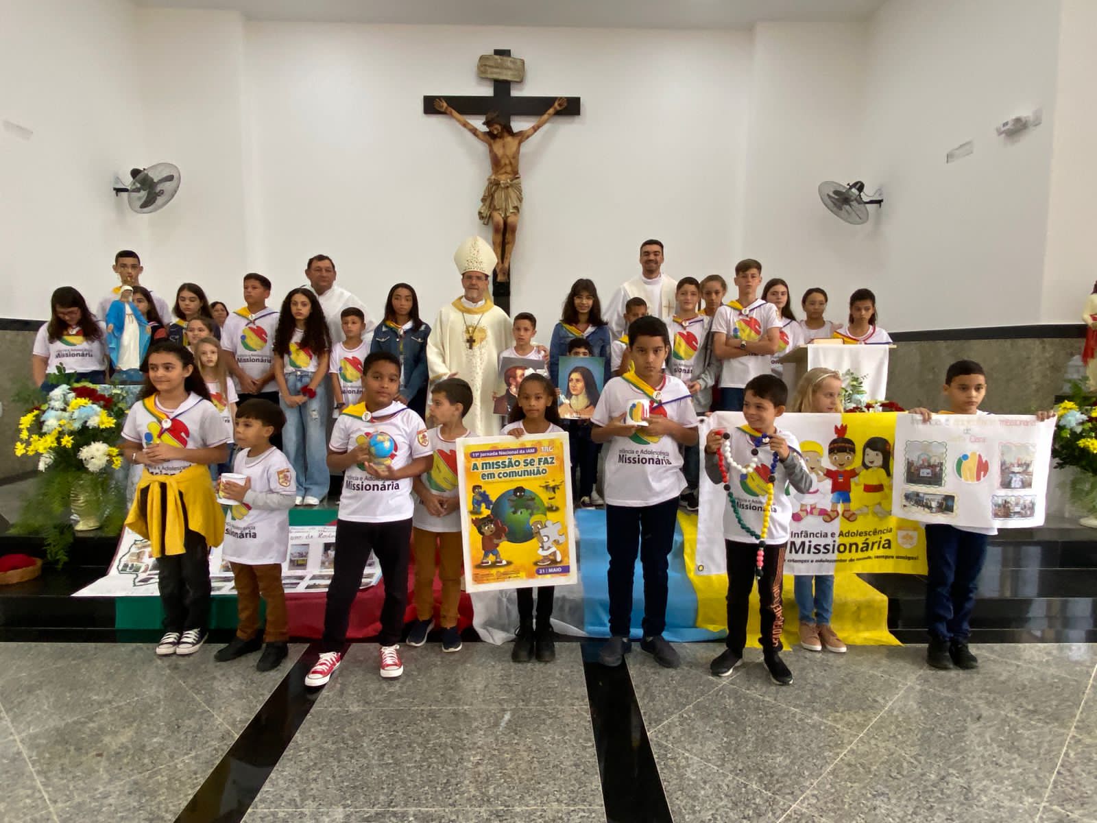 Crianças e adolescentes da IAM são consagradas em Aracui