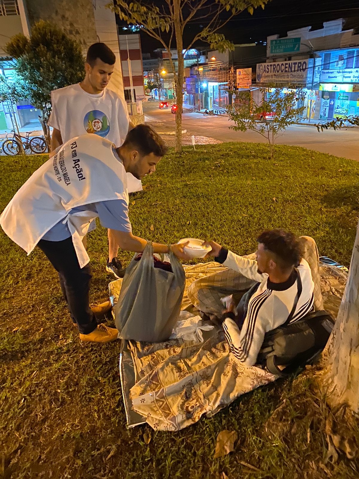 Jovens da PJ distribuem alimentos e cobertores a moradores de rua