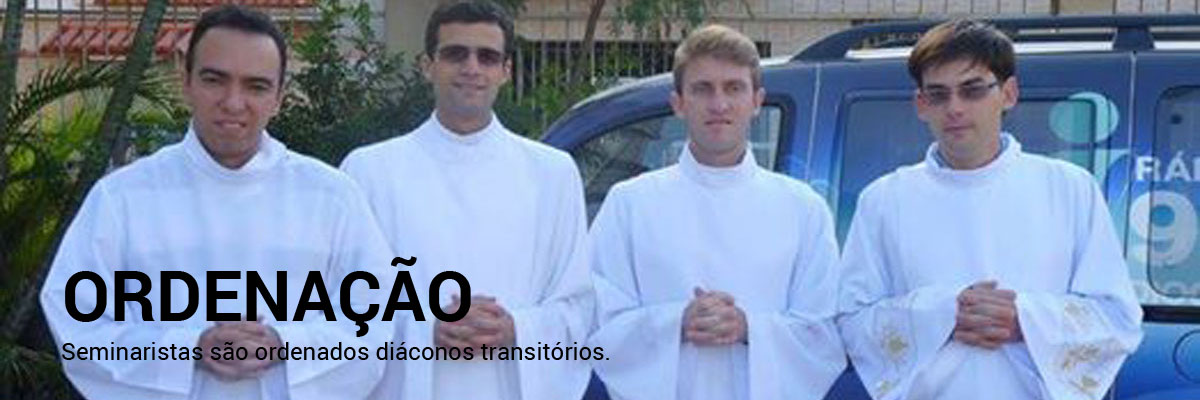 Seminaristas são ordenados diáconos transitórios.